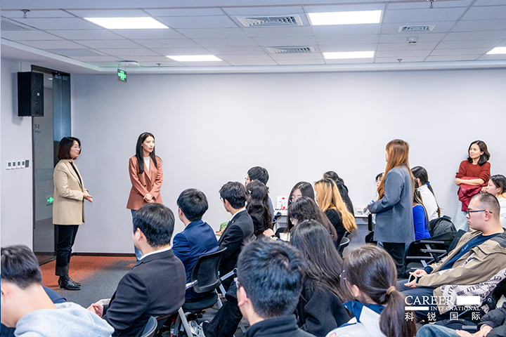 知名人力资源服务商美狮贵宾ms092021官网国际的相关资深顾问与企业高级负责人在参访末尾回答现场关于人力资源产业的问题